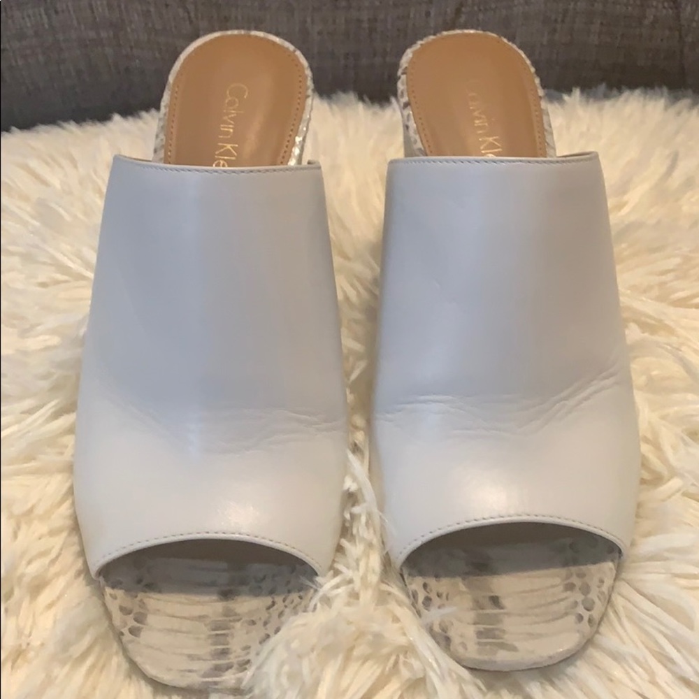 Calvin Klein size 7 white and black shoe